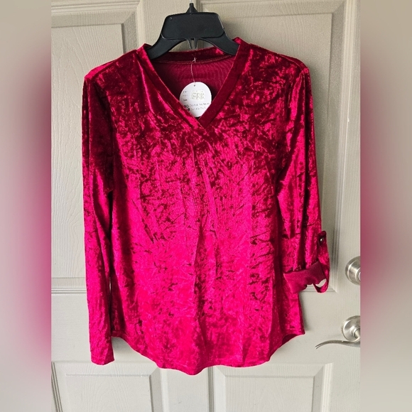 Crystal Boutique Crushed Velvety Blouse Sz M Red Roll Tab Sleeve V Neck New - Picture 2 of 11